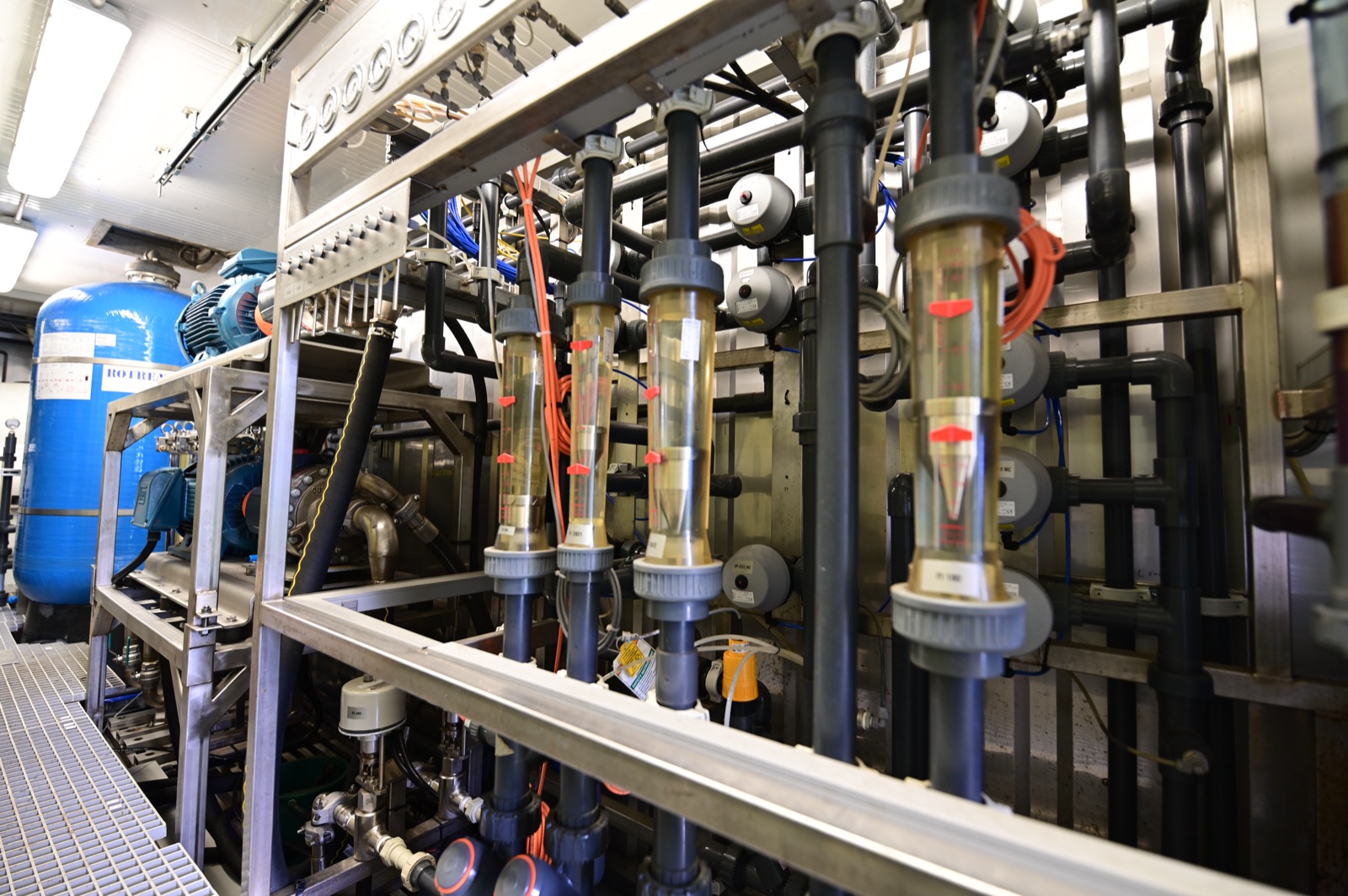 ROTREAT process piping and valves